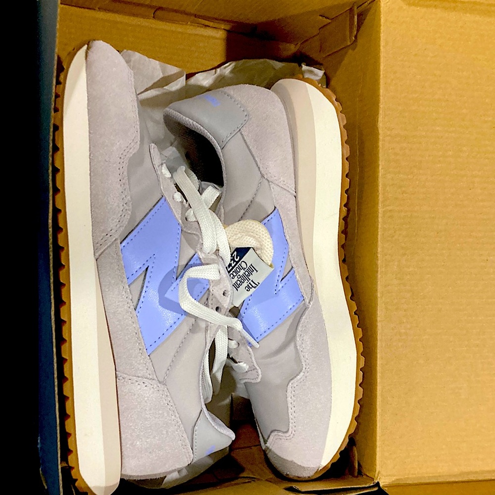 NEW! Womens New Balance 8 1/2/med width in Grey/Blue color.